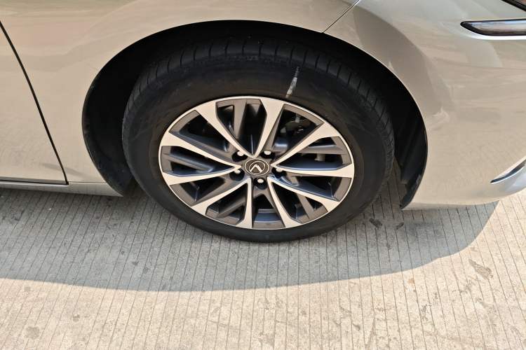 Used Lexus ES 2021 200 Excellence Edition Right Front Wheel Hub