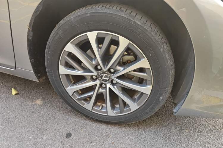 Used Lexus ES 2021 260 Excellence Edition Right Front Wheel Hub