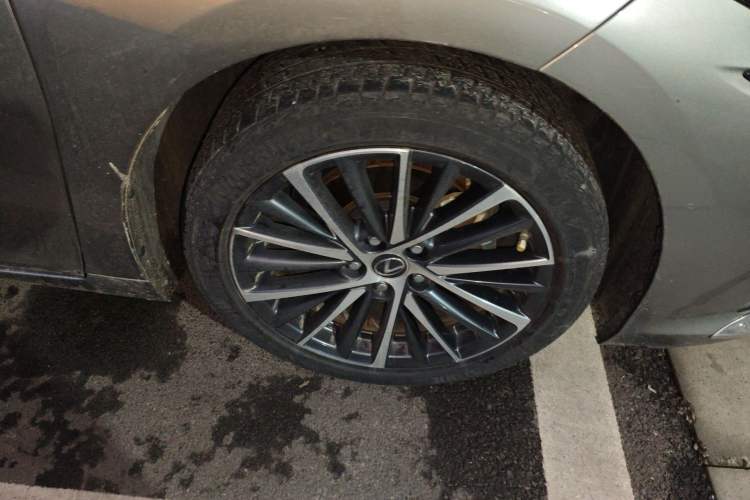 Used Lexus ES 2021 300h Deluxe Edition Right Front Wheel Hub