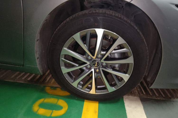 Used Lexus ES 2021 200 Luxury Edition Right Front Wheel Hub