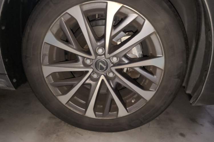 Used Lexus ES 2021 260 Excellence Edition Right Front Wheel Hub