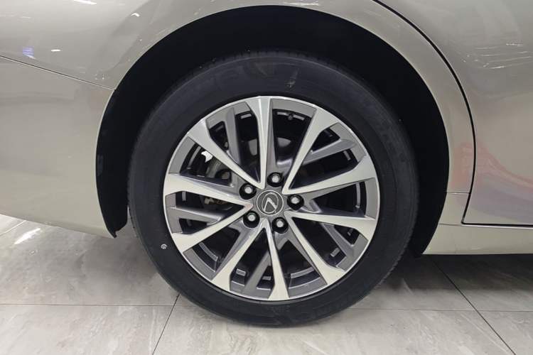 Used Lexus ES 2021 200 Excellence Edition Right Rear Wheel Hub