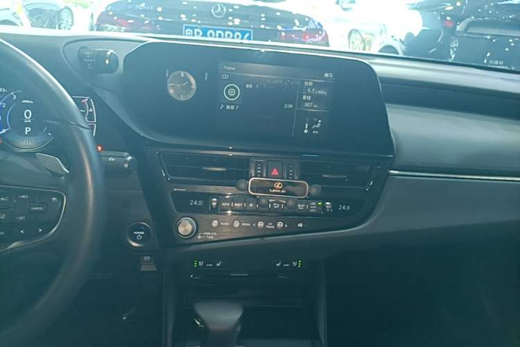 Used Lexus ES 2021 300h Deluxe Edition Audio And AC Panel