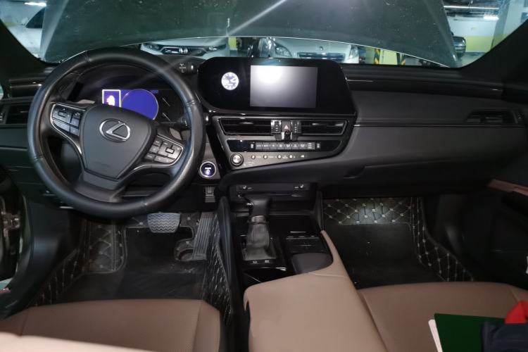 Used Lexus ES 2021 300h Excellence Edition Center Console