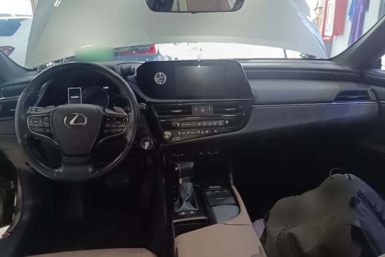 Used Lexus ES 2021 200 Luxury Edition Center Console