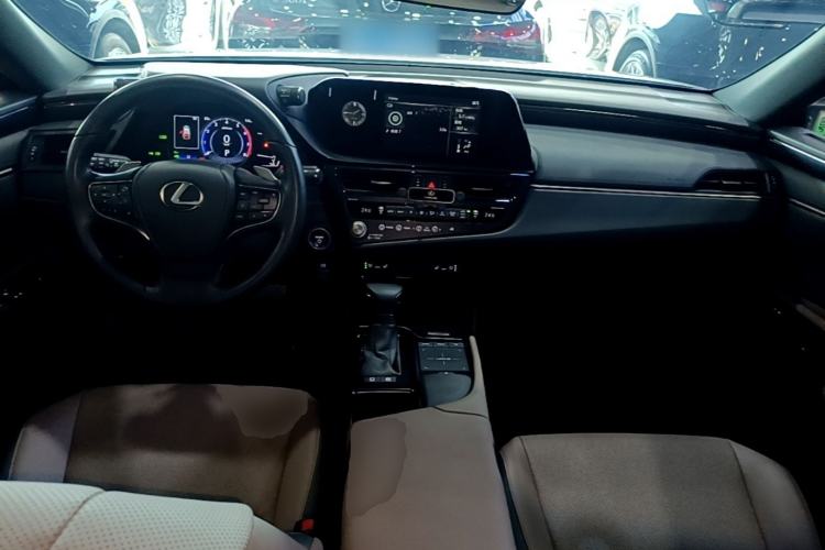 Used Lexus ES 2021 300h Deluxe Edition Center Console
