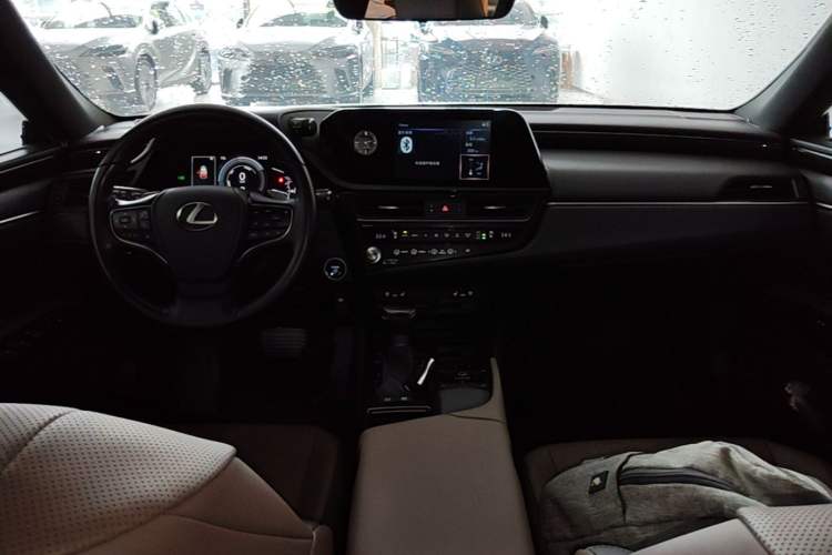 Used Lexus ES 2021 300h Deluxe Edition Center Console