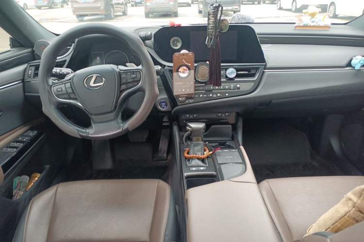Used Lexus ES 2021 300h Deluxe Edition Center Console