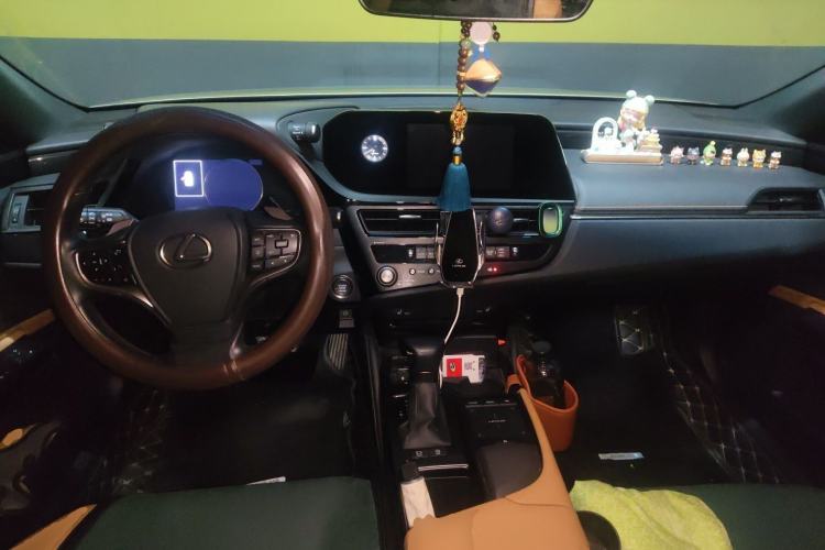 Used Lexus ES 2021 200 Excellence Edition Center Console
