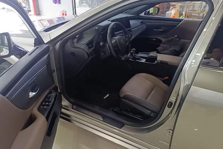 Used Lexus ES 2021 200 Luxury Edition Driver Seat