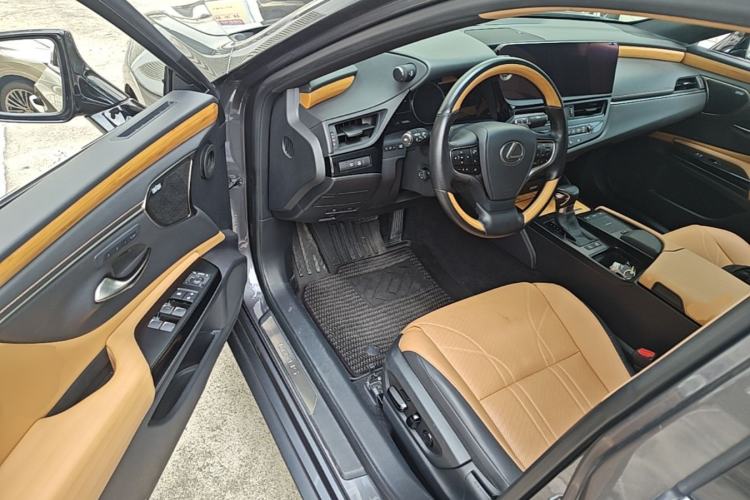 Used Lexus ES 2021 300h Executive Edition Driver Seat