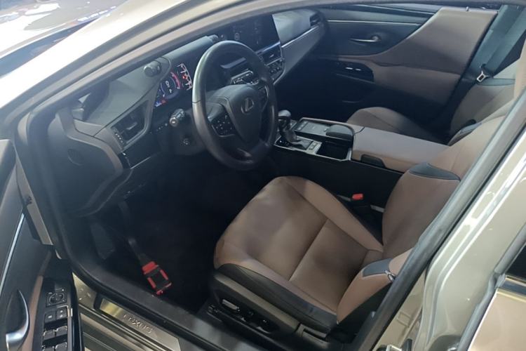 Used Lexus ES 2021 300h Deluxe Edition Driver Seat