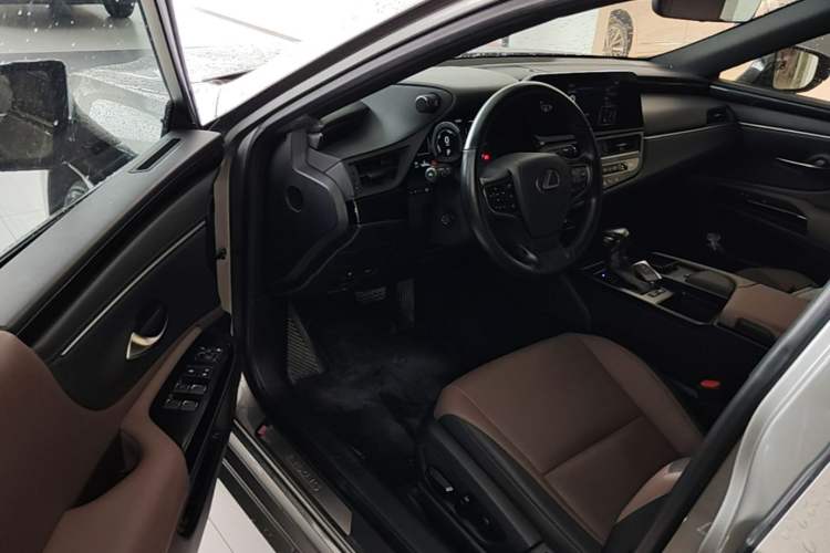 Used Lexus ES 2021 300h Deluxe Edition Driver Seat
