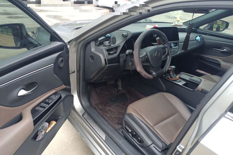 Used Lexus ES 2021 300h Deluxe Edition Driver Seat