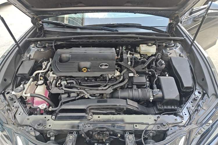 Used Lexus ES 2021 300h Executive Edition Engine Bay