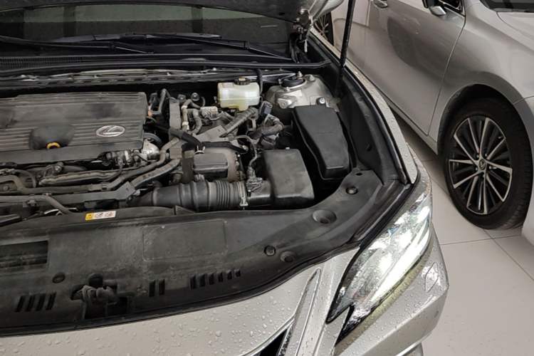 Used Lexus ES 2021 300h Deluxe Edition Engine Bay Left