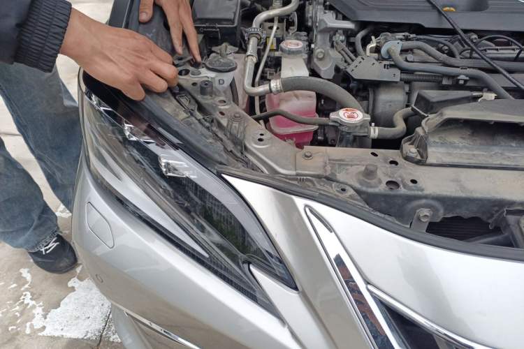 Used Lexus ES 2021 300h Deluxe Edition Engine Bay Right