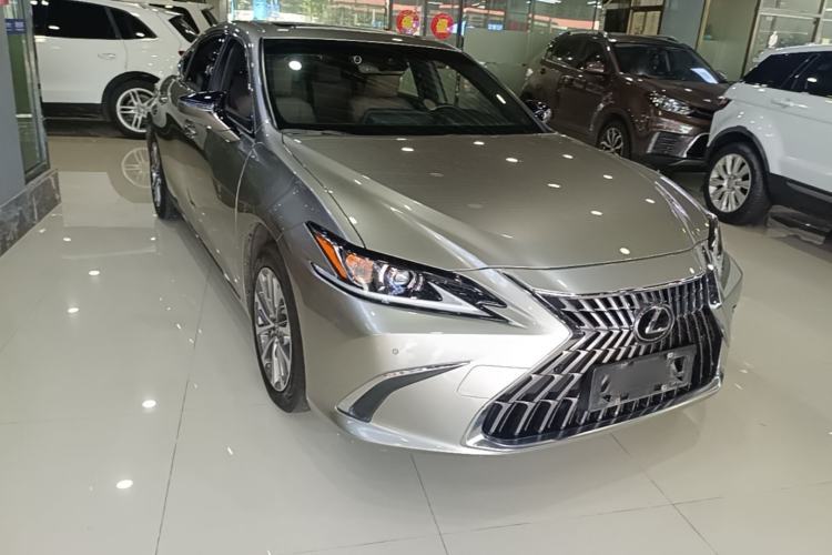 Used Lexus ES 2021 200 Luxury Edition Front Right 45 Deg