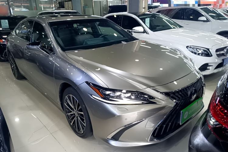 Used Lexus ES 2021 300h Deluxe Edition Front Right 45 Deg