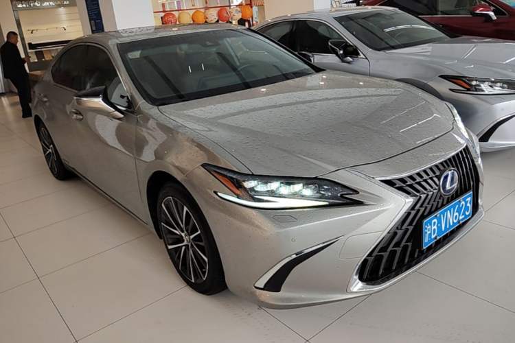 Used Lexus ES 2021 300h Deluxe Edition Front Right 45 Deg