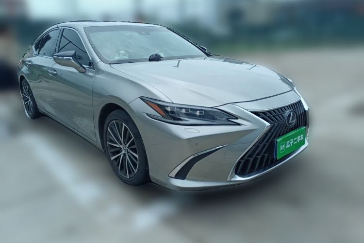 Used Lexus ES 2021 300h Deluxe Edition Front Right 45 Deg