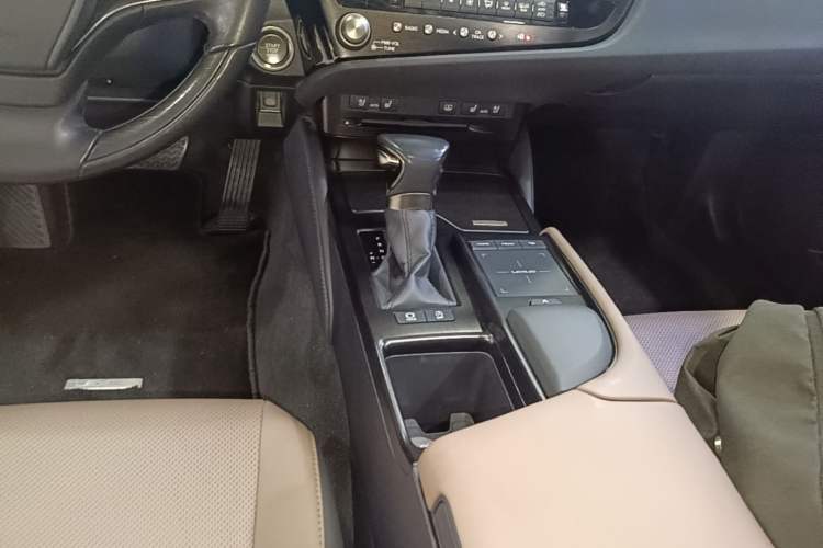 Used Lexus ES 2021 200 Luxury Edition Gear Lever