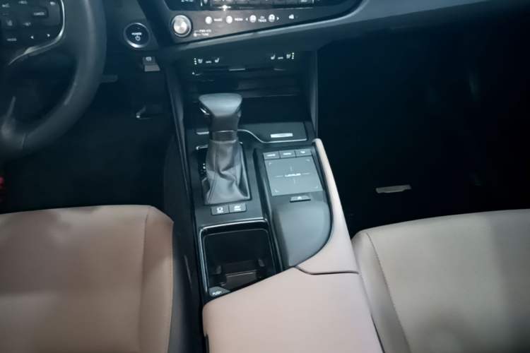 Used Lexus ES 2021 300h Deluxe Edition Gear Lever