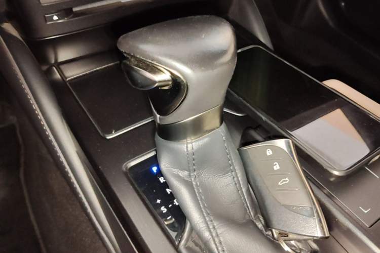 Used Lexus ES 2021 300h Deluxe Edition Gear Lever