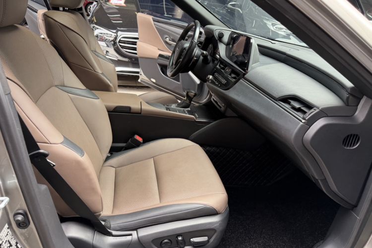 Used Lexus ES 2021 200 Excellence Edition Interior 12