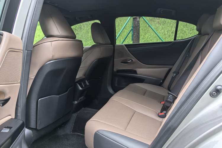 Used Lexus ES 2021 200 Luxury Edition Interior 2