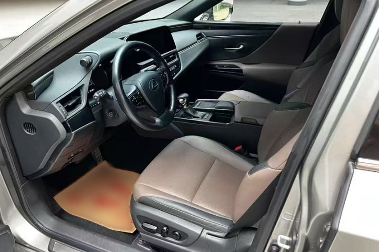 Used Lexus ES 2021 260 Excellence Edition Interior 4