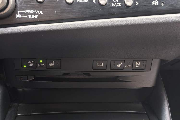 Used Lexus ES 2021 200 Luxury Edition Interior 4