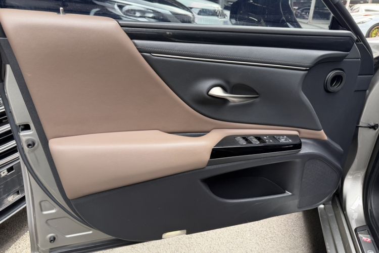 Used Lexus ES 2021 200 Excellence Edition Interior 8