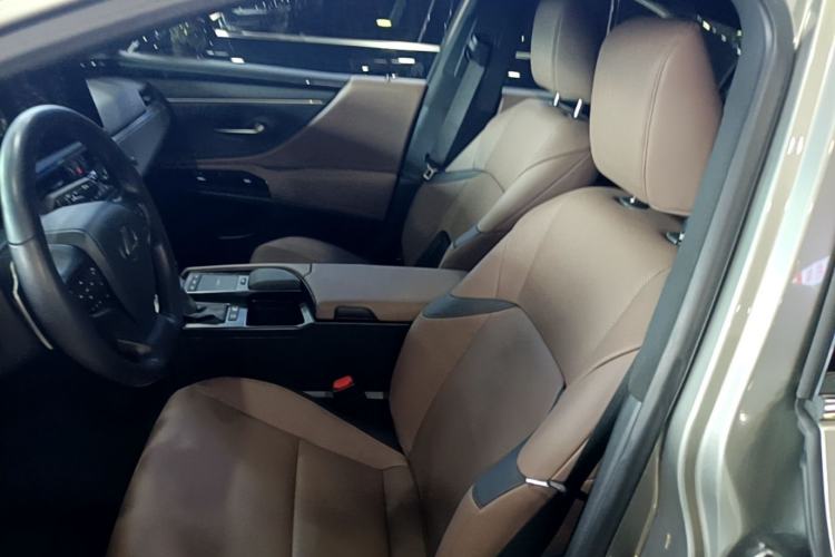 Used Lexus ES 2021 300h Deluxe Edition Left Front Seat