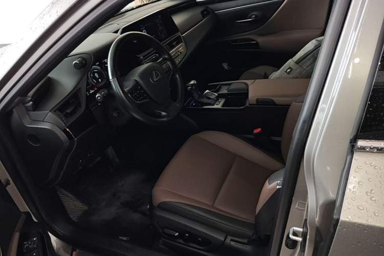 Used Lexus ES 2021 300h Deluxe Edition Left Front Seat