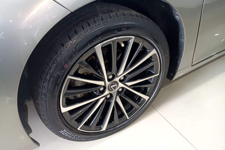 Used Lexus ES 2021 300h Deluxe Edition Left Front Wheel Hub