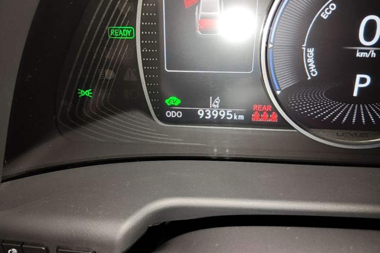Used Lexus ES 2021 300h Deluxe Edition Odometer Close Up