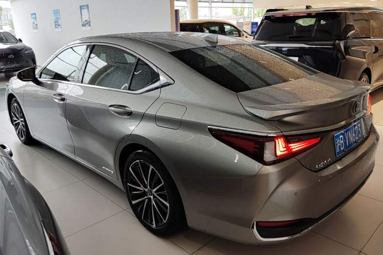 Used Lexus ES 2021 300h Deluxe Edition Rear Left 45 Deg