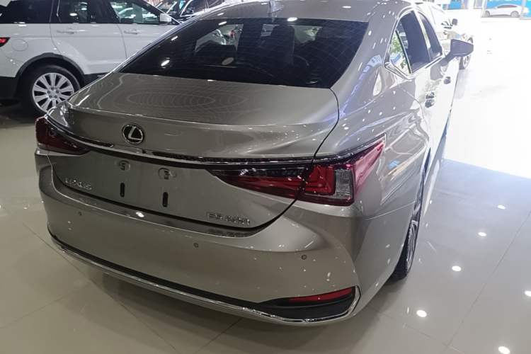 Used Lexus ES 2021 200 Luxury Edition Rear Right 45 Deg