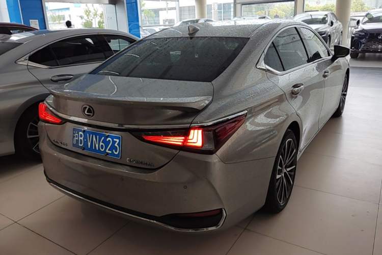 Used Lexus ES 2021 300h Deluxe Edition Rear Right 45 Deg