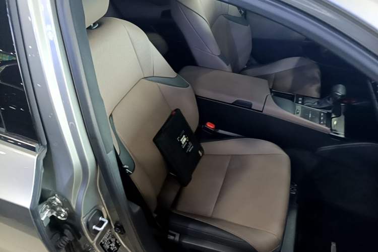 Used Lexus ES 2021 300h Deluxe Edition Right Front Seat