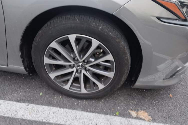 Used Lexus ES 2021 200 Excellence Edition Right Front Wheel Hub