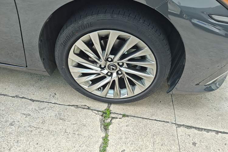 Used Lexus ES 2021 300h Executive Edition Right Front Wheel Hub