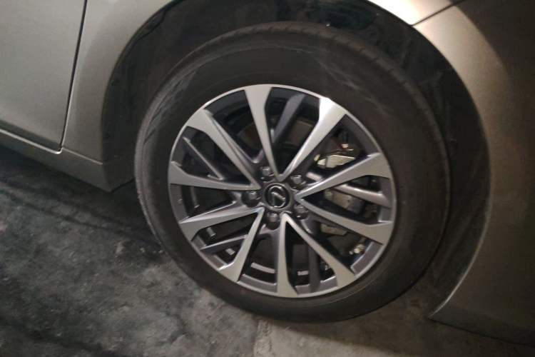 Used Lexus ES 2021 200 Excellence Edition Right Front Wheel Hub