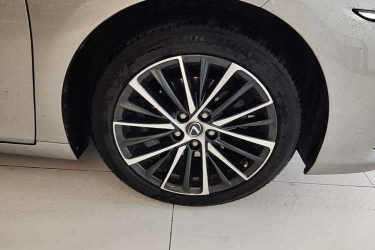 Used Lexus ES 2021 300h Deluxe Edition Right Front Wheel Hub