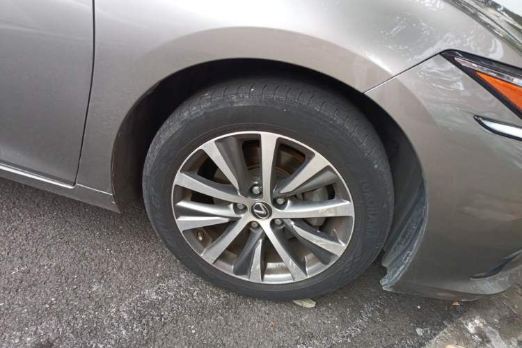 Used Lexus ES 2021 200 Luxury Edition Right Front Wheel Hub