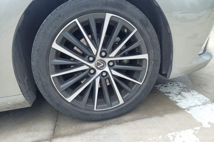 Used Lexus ES 2021 300h Deluxe Edition Right Front Wheel Hub