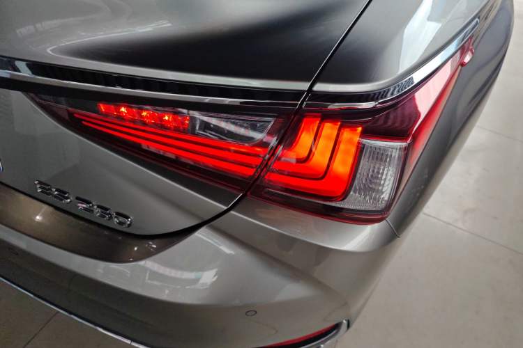 Used Lexus ES 2021 260 Excellence Edition Right Rear Taillight