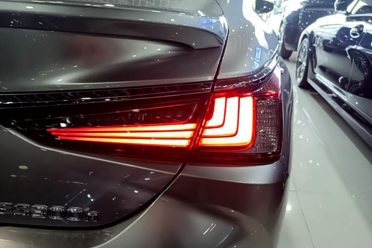 Used Lexus ES 2021 300h Deluxe Edition Right Rear Taillight