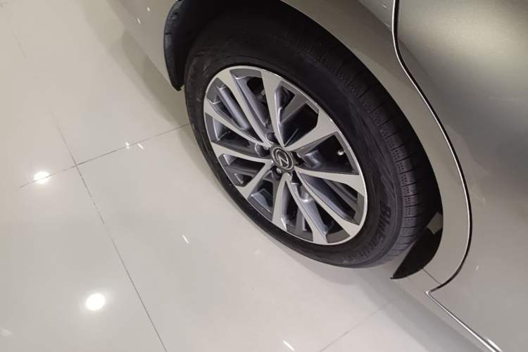 Used Lexus ES 2021 200 Luxury Edition Right Rear Wheel Hub